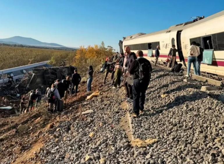 Ισπανία: Συγκρούστηκαν δύο τρένα υψηλής ταχύτητας - Τουλάχιστον 39 νεκροί