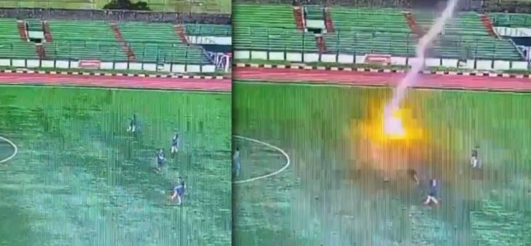Σοκαριστικό βίντεο: Νεκρός ποδοσφαιριστής που χτυπήθηκε από κεραυνό κατά τη διάρκεια αγώνα στην Ινδονησία