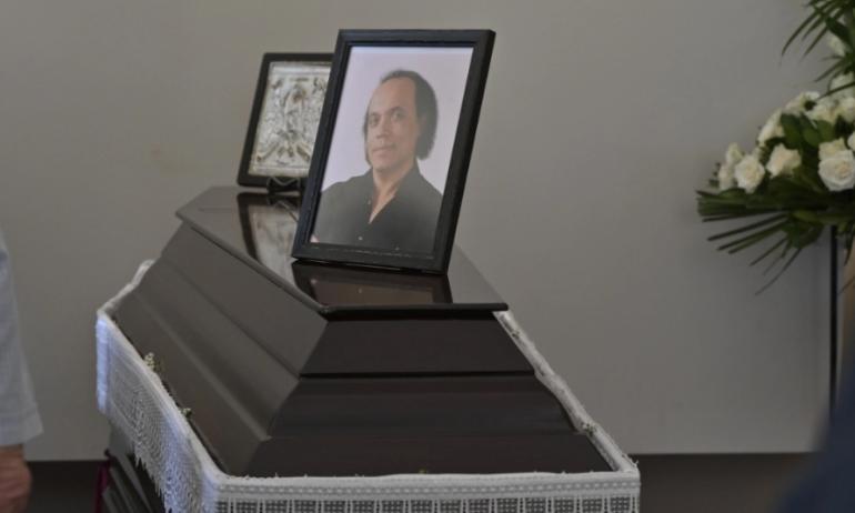 Με κλαρίνα και μοιρολόγια το τελευταίο αντίο στον Λάκη Χαλκιά στο A' Νεκροταφείο