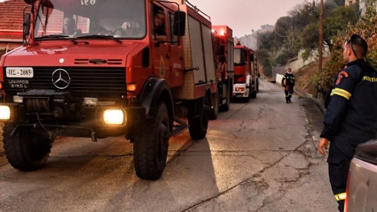 Συνεχίζεται η μάχη με τη φωτιά στο Ξυλόκαστρο - Δύο πυροσβέστες τραυματίστηκαν