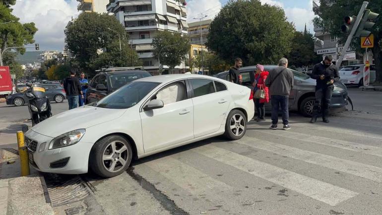 Θεσσαλονίκη: Τροχαίο με 3 Ι.Χ. σε κεντρική διασταύρωση