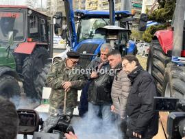Αγρότες απέκλεισαν τη νότια πύλη της ΔΕΘ – Δεν τους ικανοποιούν τα μέτρα που ανακοίνωσε ο πρωθυπουργός