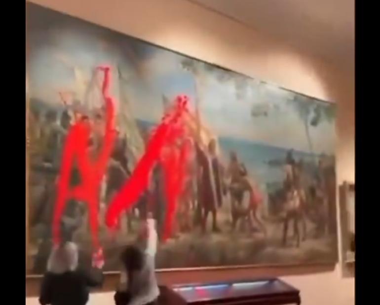 Μαδρίτη: Ακτιβίστριες πέταξαν κόκκινη μπογιά σε πίνακα του Χριστόφορου Κολόμβου στο Ναυτικό Μουσείο