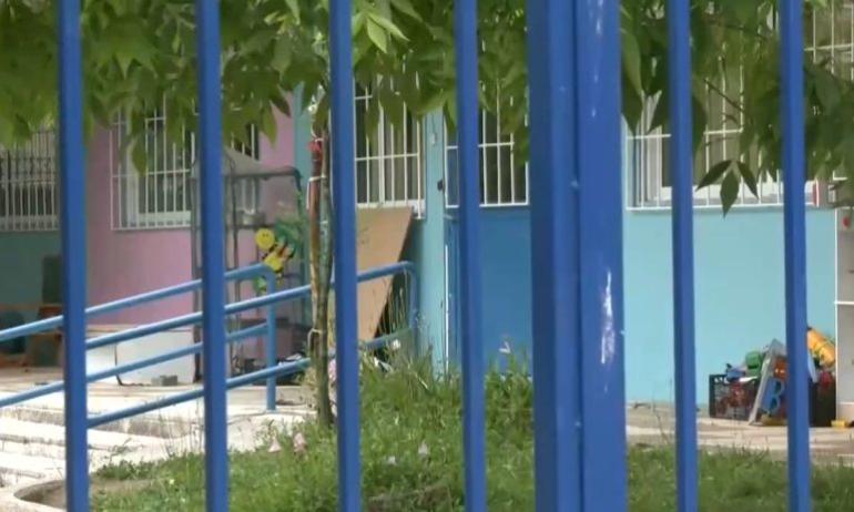 Εύοσμος: Αποκαταστάθηκε το τραύμα στο δάχτυλο του 5χρονου που τραυματίστηκε σε πόρτα νηπιαγωγείου
