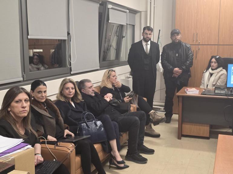 Το βίντεο της Κωνσταντοπούλου στις 00:25 από το δικαστικό μέγαρο της Λάρισας και η φωτογραφία με Καρυστιανού και Ρούτσι