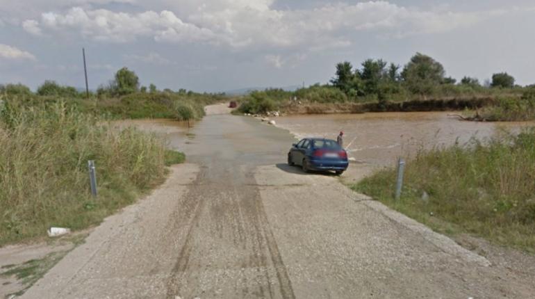 Διασώθηκαν επιβάτες αυτοκινήτου που είχε παρασυρθεί από ρέμα – Ελαφρά τραυματίας ένας πυροσβέστης