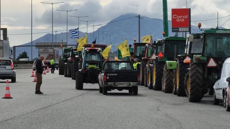 Αυξάνονται τα τρακτέρ στα διόδια για να ξεκινήσουν για το Σύνταγμα, πρώτα περνάνε από απολύμανση για την ευλογιά των προβάτων