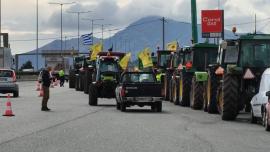 Αυξάνονται τα τρακτέρ στα διόδια για να ξεκινήσουν για το Σύνταγμα, πρώτα περνάνε από απολύμανση για την ευλογιά των προβάτων