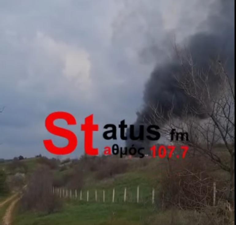 Θεσσαλονίκη: Παρανάλωμα του πυρός φορτηγό που μετέφερε ψυκτικό αέριο έξω από την Άσσηρο – Δείτε βίντεο