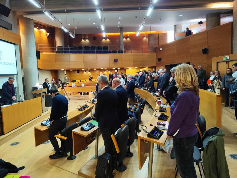 Δημοτικό Συμβούλιο Θεσσαλονίκης: Ενός λεπτού σιγή για τα θύματα στη «Βιολάντα» και του δυστυχήματος των οπαδών του ΠΑΟΚ