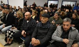 Δίκη Τέμπη: Ένταση μεταξύ συγγενών και κατηγορουμένων