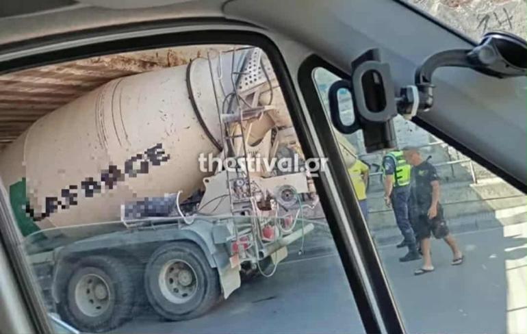 Θεσσαλονίκη: Κόλλησε μπετονιέρα στην γέφυρα της Αγίων Πάντων