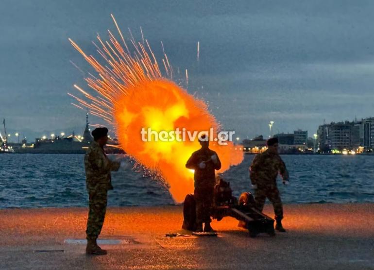 Θεσσαλονίκη: Εντυπωσίασαν οι 21 κανονιοβολισμοί στον Λευκό Πύργο για την 28η Οκτωβρίου – Δείτε βίντεο