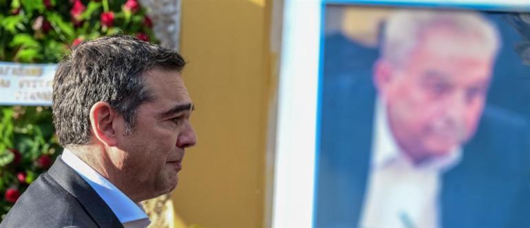 Λύγισε ο Τσίπρας στον επικήδειο για τον Αλέκο Φλαμπουράρη: «Δεν σε αποχαιρετώ»