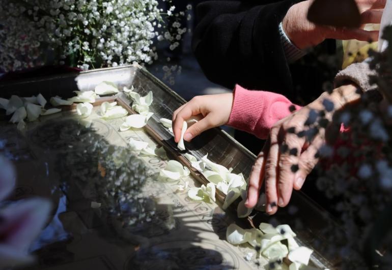 Μεγάλη Παρασκευή: Τι λέει η χριστιανική παράδοση για το πλύσιμο, το καθάρισμα και τη χρήση μαχαιριού – Τι πρέπει να κάνεις αν λουστείς