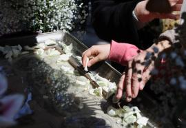 Μεγάλη Παρασκευή: Τι λέει η χριστιανική παράδοση για το πλύσιμο, το καθάρισμα και τη χρήση μαχαιριού – Τι πρέπει να κάνεις αν λουστείς