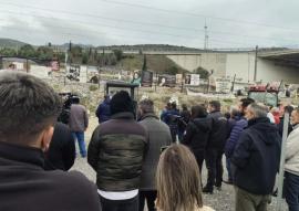 Ενός λεπτού σιγή από τους αγρότες στο μνημείο για τα θύματα των Τεμπών (ΒΙΝΤΕΟ)