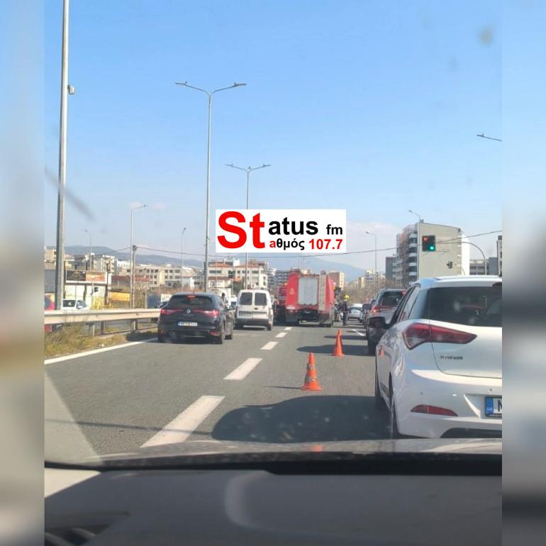 ΤΩΡΑ-Σύγκρουση δυο ΙΧ αυτοκινήτων στη δυτική είσοδο της Θεσσαλονίκης-Πυροσβεστικά οχήματα στο σημείο