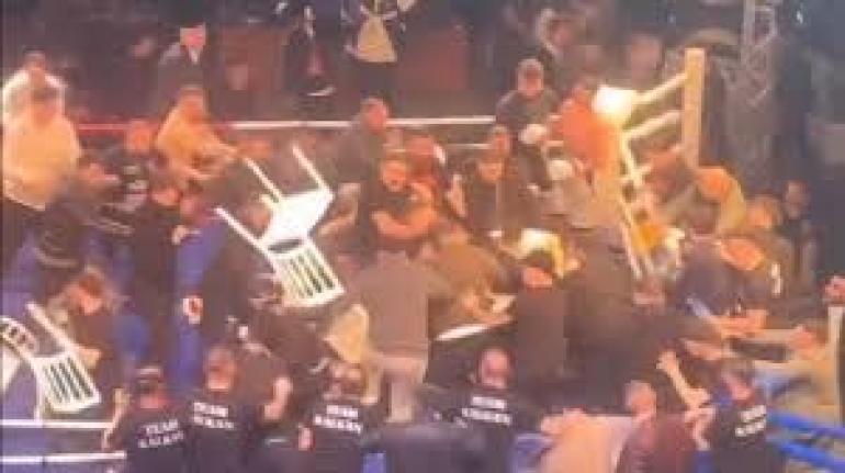 ΒΙΝΤΕΟ-Χάος σε αγώνα πυγμαχίας στην Τραπεζούντα, Τούρκος βγήκε νοκ άουτ από Ρώσο και ακολούθησε συμπλοκή στο ρινγκ