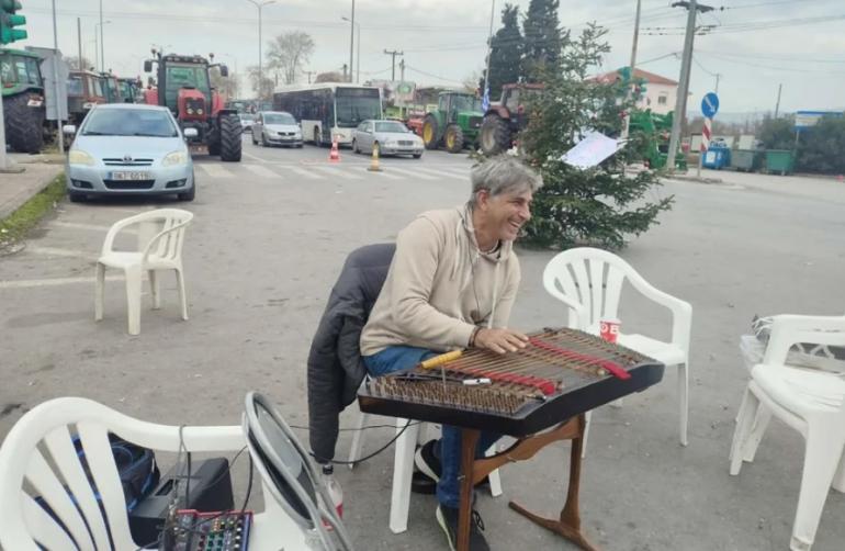 Θεσσαλονίκη: Έπαιξε σαντούρι για τους αγρότες στα Πράσινα Φανάρια (ΒΙΝΤΕΟ)