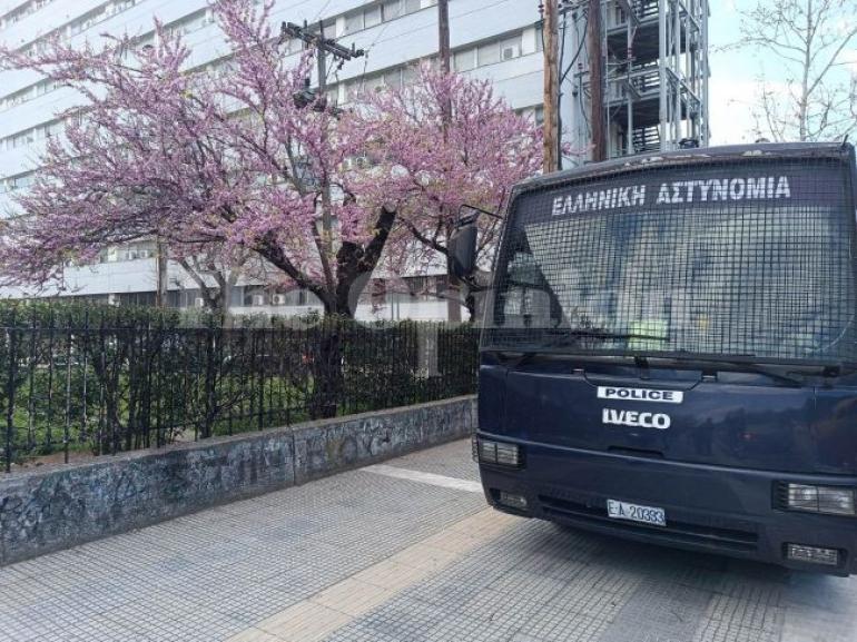 ΑΠΘ-Μολότοφ: «Πολίτες βρήκαν καταφύγιο στην κλούβα των ΜΑΤ για να σωθούν»