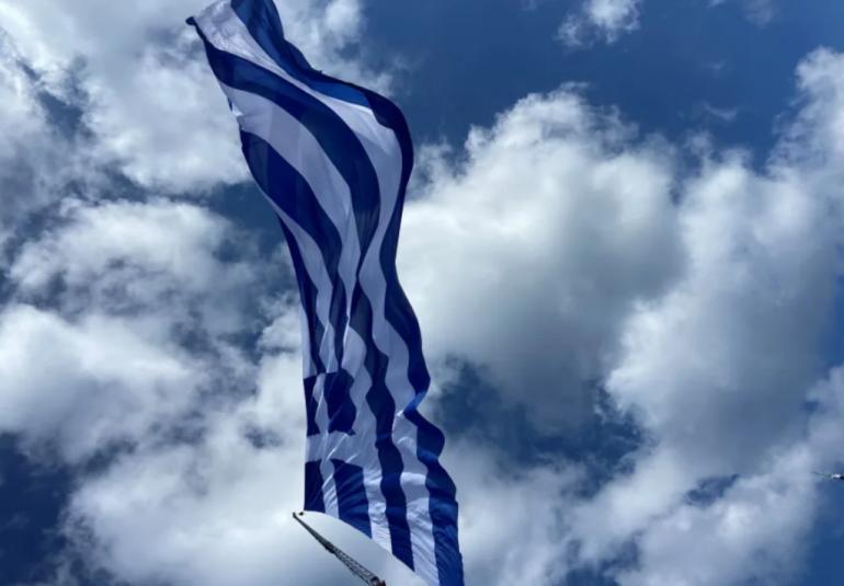 Ηράκλειο: Ύψωσαν ελληνική σημαία 1,5 στρέμμα