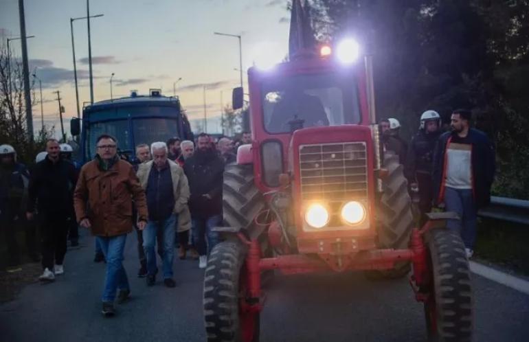 Λάρισα: Επιμένουν οι αγρότες - Απέκλεισαν συμβολικά την ΠΑΘΕ με τρακτέρ και πεζοί στο ύψος του Πλατυκάμπου