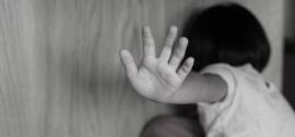 Φρίκη στο Ηράκλειο: Μητέρα και πατριός κατηγορούνται για την κακοποίηση των 8 ανήλικων παιδιών τους