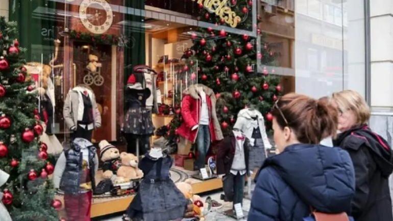 Εορταστική αγορά: Κορυφώνεται η κίνηση – Το ωράριο των καταστημάτων σήμερα παραμονή Πρωτοχρονιάς