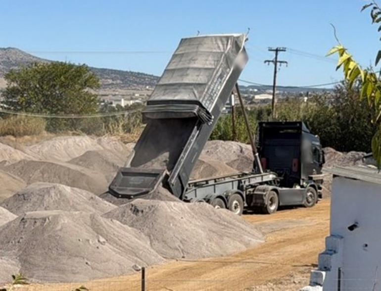 Θεσσαλονίκη: Πετούσαν πάνω από 3.500 τόνους επικίνδυνων αποβλήτων σε αγροτική έκταση