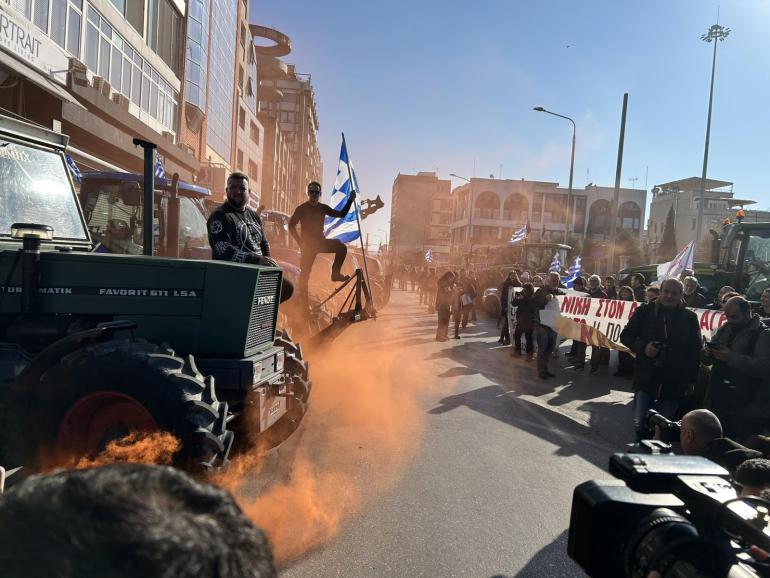 Θεσσαλονίκη-Έφτασαν στο λιμάνι οι αγρότες με τα τρακτέρ