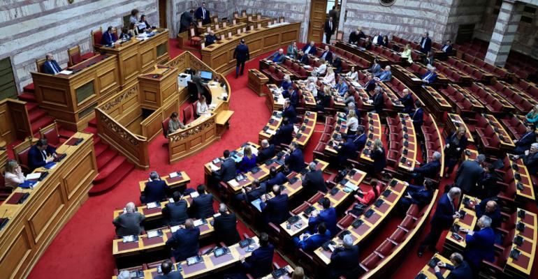 Μάχη στη Βουλή για την πρόταση δυσπιστίας - Σήμερα η παρέμβαση του Κώστα Καραμανλή