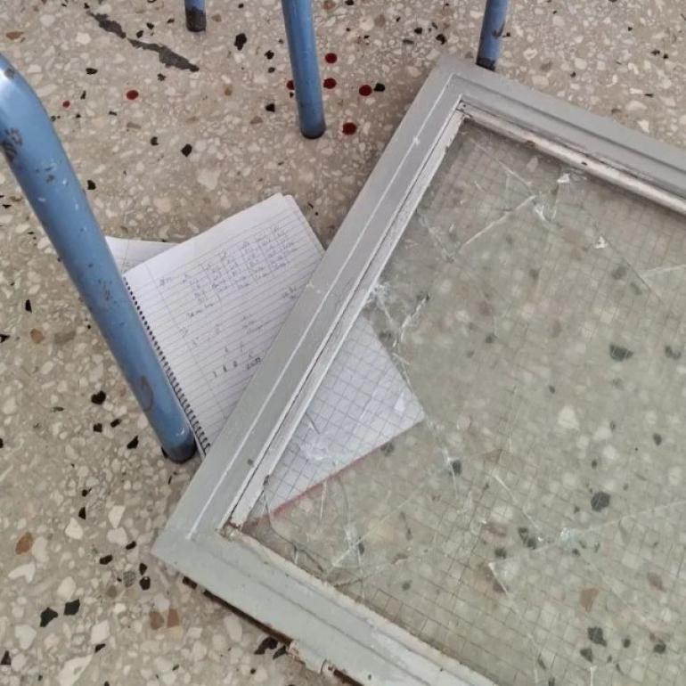 Μεσολόγγι: Παράθυρο σχολείου αποκολλήθηκε και έπεσε πάνω σε μαθητή – Διακομίστηκε στο νοσοκομείο