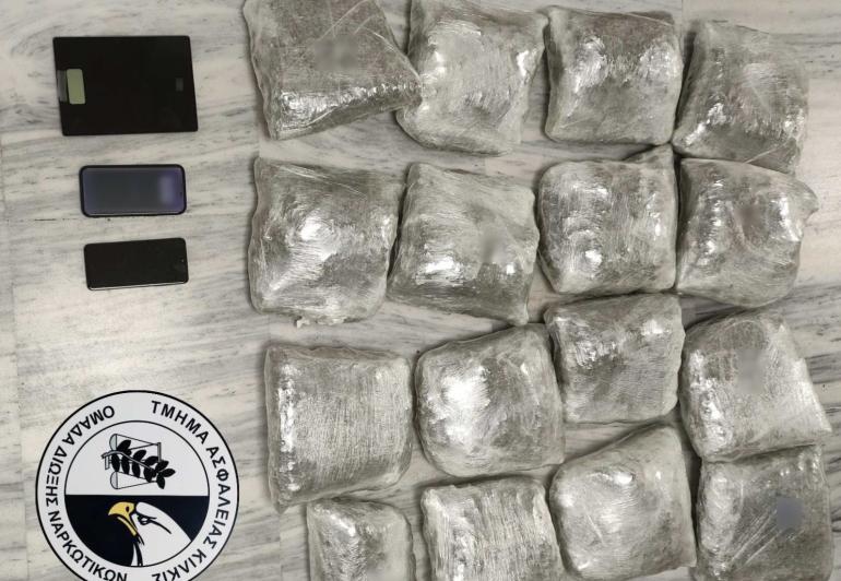 Θεσσαλονίκη: 30χρονος έκρυβε 16 κιλά κάνναβης στο σπίτι του (VIDEO)