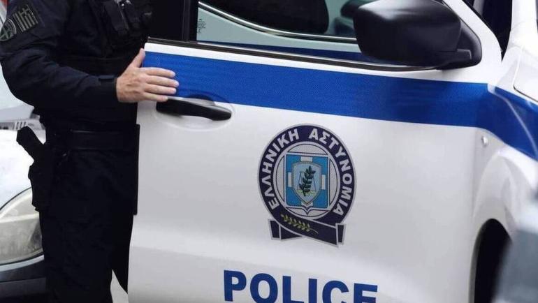 Θεσσαλονίκη: 80χρονος έπεσε με το αυτοκίνητο σε τράπεζα – “Μου έκανε κατάσχεση το σπίτι”, είπε