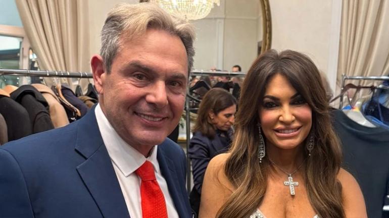 Φθάνει σήμερα στην Αθήνα η Κίμπερλι Γκιλφόιλ - Από το αεροπλάνο του Νίκα, στα μπουζούκια του Αργυρού