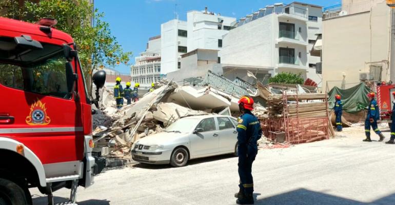 Κατάρρευση πολυκατοικίας στα Πετράλωνα: Πληροφορίες για τέσσερις εγκλωβισμένους (VIDEO)