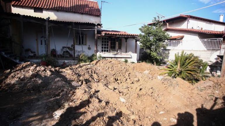 Στο υπόγειο του σπιτιού στον Μαραθώνα τυλιγμένη σε νάιλον βρέθηκε η ηλικιωμένη, θα συλληφθούν η κόρη και ο εγγονός της