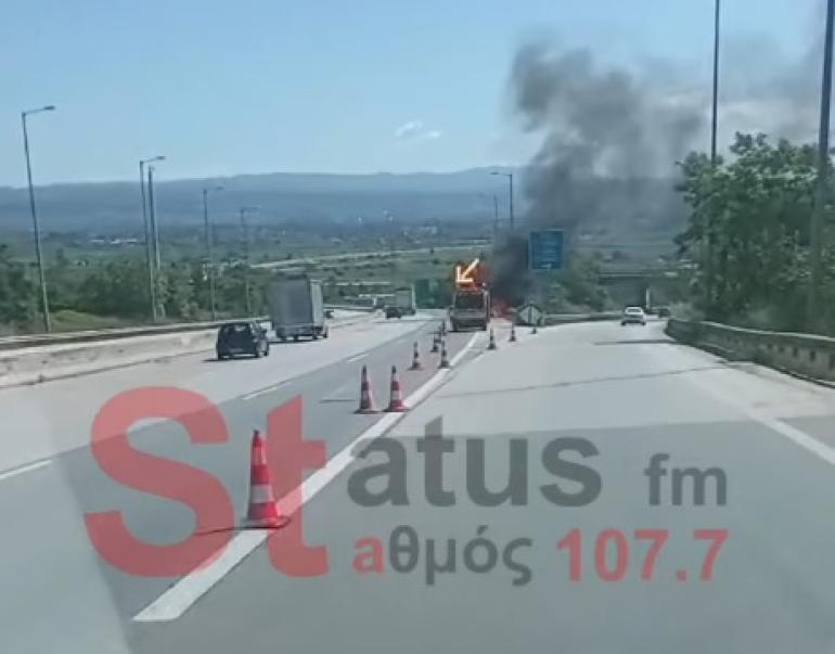 ΤΩΡΑ: Φωτιά σε όχημα στο Δερβένι