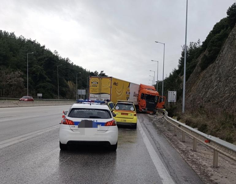 ΤΩΡΑ: Εκτροπή φορτηγού στο Δερβένι Θεσσαλονίκης