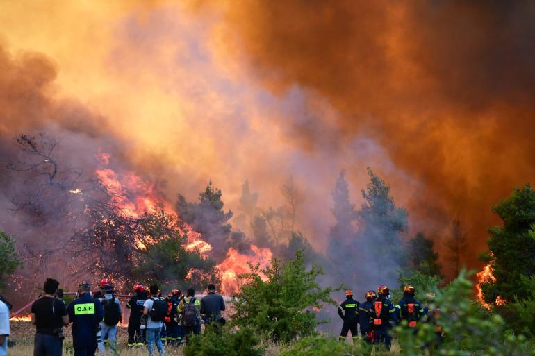 Δυτική Αττική: Κλιμάκιο του ΣΥΡΙΖΑ παρέδωσε 1.500 μπουκάλια νερό σε πυροσβέστες και εθελοντές