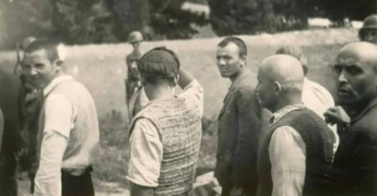 Στη Βουλή θα αποδοθούν οι φωτογραφίες των εκτελεσθέντων της Καισαριανής – Τηλεφωνική επικοινωνία Κακλαμάνη με Μενδώνη