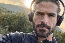 Ελεύθερος ο Μουγκοπέτρος μετά τη μήνυση της συζύγου του για ενδοοικογενειακή απειλή, πήρε αναβολή να δικαστεί την Δευτέρα