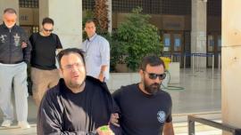 Στον ανακριτή ο Φίλιππος Καμπούρης και η σύζυγός του για το κύκλωμα που εξαπατούσε τον ΕΦΚΑ - «Είμαι αθώος, είναι σκευωρία», είπε φεύγοντας από τη ΓΑΔΑ