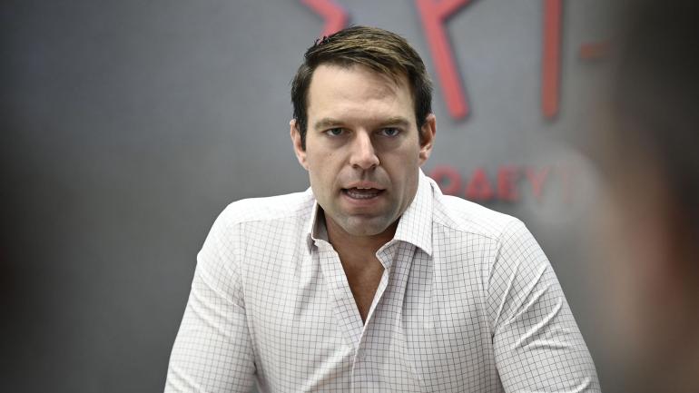 Κασσελάκης: Να θέσουμε όρια στον υπερτουρισμό που καταστρέφει τον τόπο μας