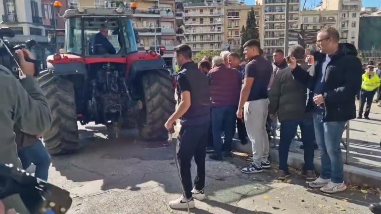 ΒΙΝΤΕΟ-Θεσσαλονίκη: Στο ΥΜΑΘ με τα τρακτέρ τους οι αγρότες – “Δεν θα φύγουμε από εδώ αν δεν συναντήσουμε τον υπουργό”