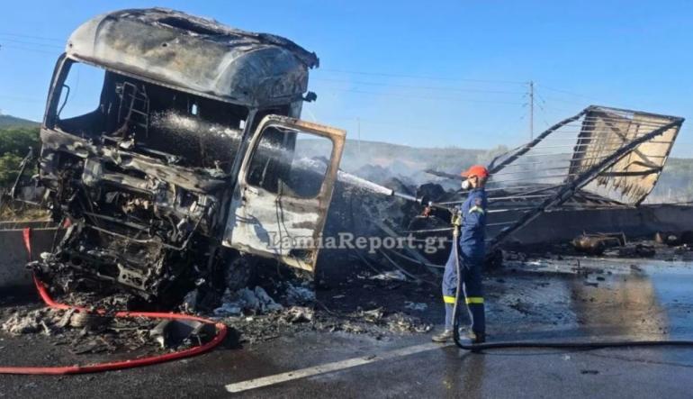 'Ενας νεκρός μετά από σύγκρουση δύο φορτηγών στην Αθηνών - Λαμίας - Κλειστή η εθνική και στα δύο ρεύματα