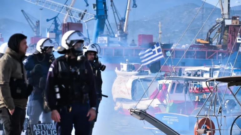 ΒΙΝΤΕΟ-Αποχωρούν οι αγρότες από το λιμάνι του Βόλου, απεγκλωβίστηκαν οι νταλίκες που περίμεναν να μπουν