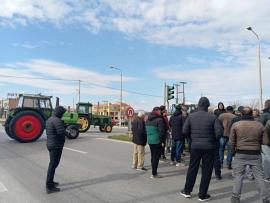 ΦΩΤΟ-ΒΙΝΤΕΟ-Έκλεισαν τον δρόμο οι αγρότες της Χαλκηδόνας