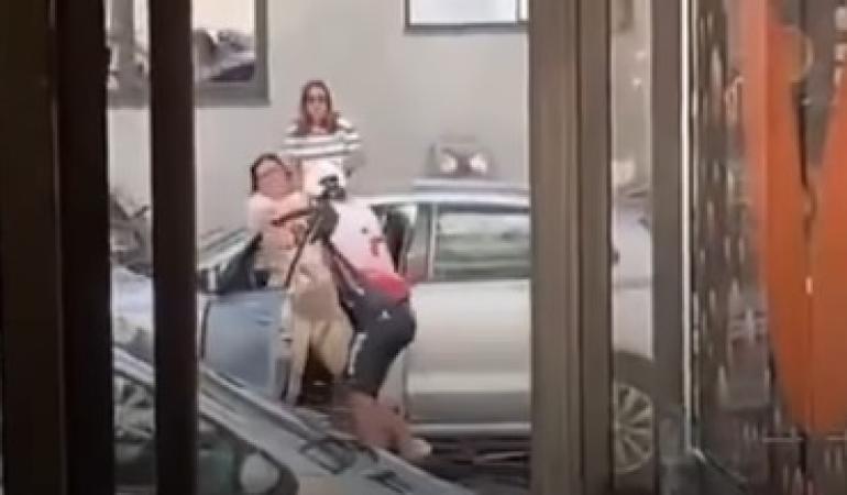 Πορτογαλία: Ποδηλάτης γρονθοκόπησε γυναίκα οδηγό και την άρπαξε από τον λαιμό